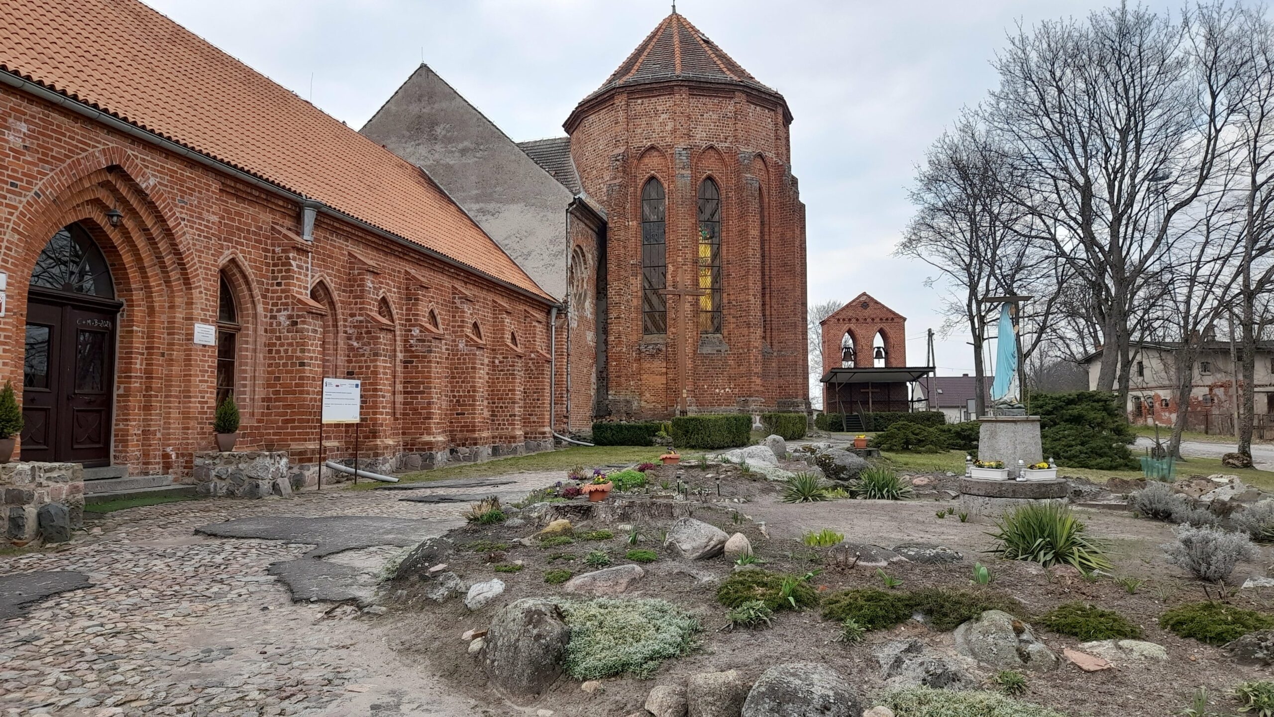 Widok na kościół i skrzydło wschodnie klasztoru