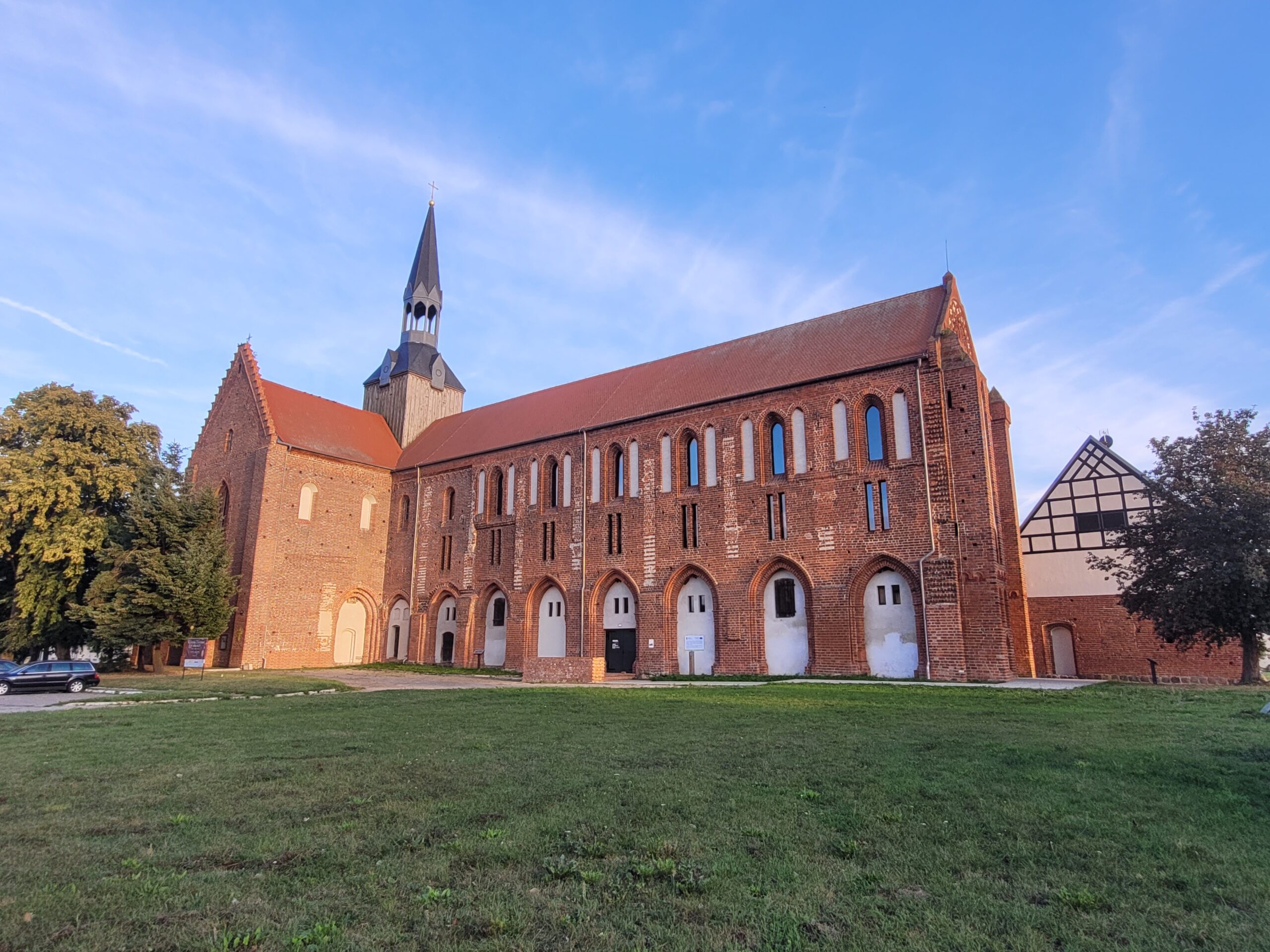 Poklasztorny kościół Najświętszego Serca Pana Jezusa oraz przylegający do niego dawny dom konwersów (fot. Jarosław Kociuba)